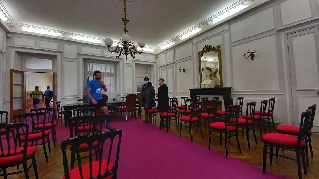 Christine Le Strat célèbre les mariages d'habitude, elle encourage les coureurs cette fois-ci. 